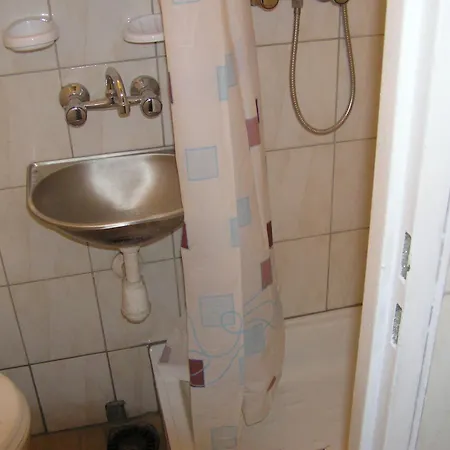 P1 - Okropnie Mała Kawalerka Z łazienką Centrum 7 Przystanków Halczyna 9 * Cracóvia
